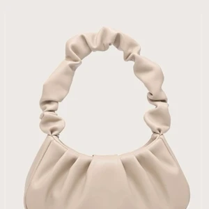 Väska - En beige väska jag köpte från Shein. Använt 1 gång och sen har den inte kommit till användning. Kan skicka privata bilder