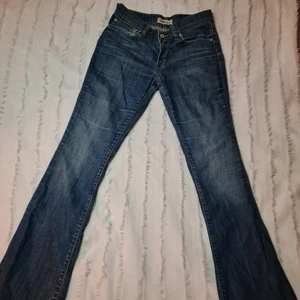 Low waist boots cut levis jeans - Sjukt trendig modell ett par low waist bootcut/flare jeans ifrån levismed långa ben. Tyvärr för små för mig men det står att det är jeansstoröek 29/34 men skulle tippa på 26/27/28 i jeansstorlek och xs/s till långa tjejer. Som ni ser sista bild lite trasig vid bälteshållaren och liten spricka men annars gott skick. Köparen står för frakten 