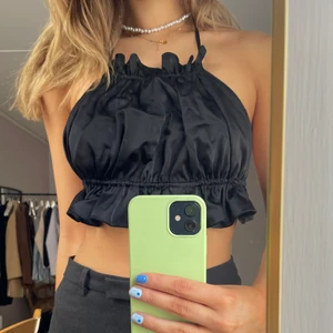 Svart topp med öppen rygg   - Söt svart topp med öppen rygg ifrån Gina i strl S💙 80 kr 