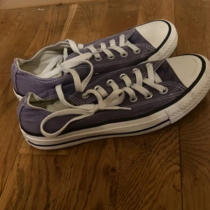 Lila Converse  - Lila låga Converse i väldigt fint skick 
