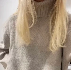 Skit snygg tröja  - Säljer denna jättefina tröjan från Hm som även är slutsåld i de flesta storlekarna⚡️ Säljer pågrund av att den var lite stor på mig☀️Den är i jättefint skick, Kontakta mig vid intresse eller frågor💗