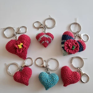  Virkat hjärta - nyckelring.   -     GRATIS virkmönster på Engelska .    Ladda ner PDF-filen gratis och virka själv detta söta hjärta.  Följ länken.  ⬇️  https://ravel.me/crocheted-heart-keychain           eller skriv till mig så skickar jag en länk till en pdf-fil för nedladdning. ❤️ Virkad hjärta - nyckelring. Söt present till alla hjärtans dag. Följ mig på Instagram för fler bilder och videor. @din__sol