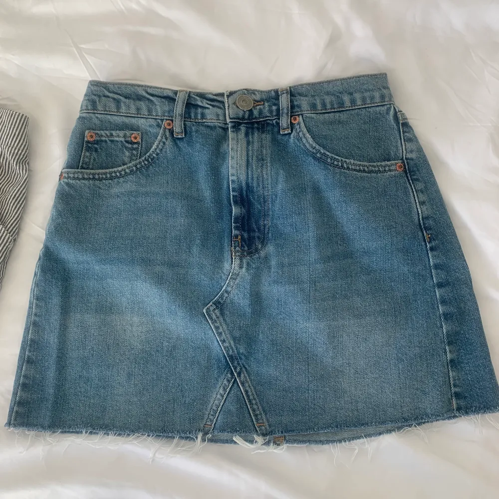 Säljer dessa kjolar - båda för för 100kr, en för 60kr💘 Jeanskjolen kommer från Urban Outfitters och den randiga från Hollister! . Kjolar.