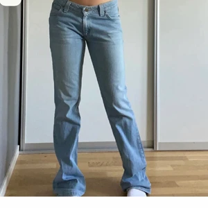 Lee jeans - Ljus blåa Lee jeans i Waist 26 , Passar en xs/s , Köparen står för frakt ❤️ säljer endast till bra pris 