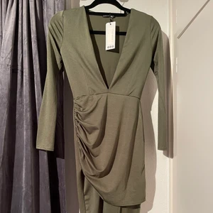 Khaki klänning - Khaki klänning från BooHoo aldrig använt. Strl 36. 