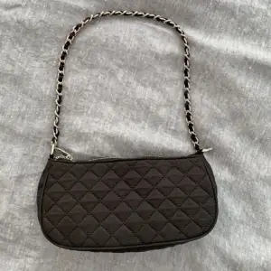 Säljer denna svarta väska från Gina Tricot. Köpt för 300kr, säljer för 120kr. I bra skick då den knappt är använd då jag har en annan liknande.💞