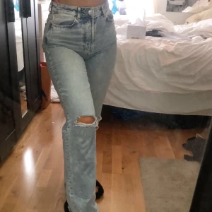 Wide jeans - Ljusa wide/raka jeans från bikbok. Helt oanvända! Storlek 28. Passar mig som har storlek S. Bra i längen och sitter superfint! Perfekta raka jeansen!