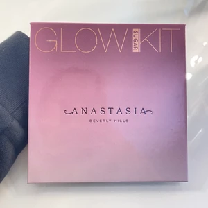 Anastasia beverly hills glow kit - Säljer denna då jag fick denna i present och nu har två likadana. Nypris: 595kr. Helt orörd och oanvänd.