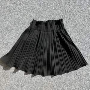 Svart ZARA plisserad kjol! En lite finare kjol som passar både S och M. Aldrig använt så säljer för 100kr 😃