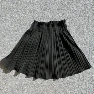 Zara kjol!  - Svart ZARA plisserad kjol! En lite finare kjol som passar både S och M. Aldrig använt så säljer för 100kr 😃