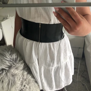 Korsett  - En fin atrechig korsett som passar från S-L😁 Den formar sig sjukt fin efter kroppen💞💕