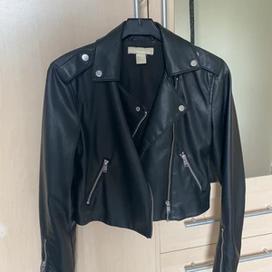 Skinnjacka - Hej! Dags att sälja min skinnjacka som tyvärr har blivit för liten. Den är croppad och har fickor o fina detaljer. Den är i strl 32 och köpt på h&m för många år sedan. Dock inte använd så ofta och är alltså fortfarande i bra skick💕💕 köpare står för frakt
