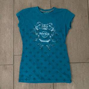 Hard Rock Café t-shirt i färgen blå! Storlek XS, har även diamant detaljer! :/ Bra skick,  säljer för 100kr