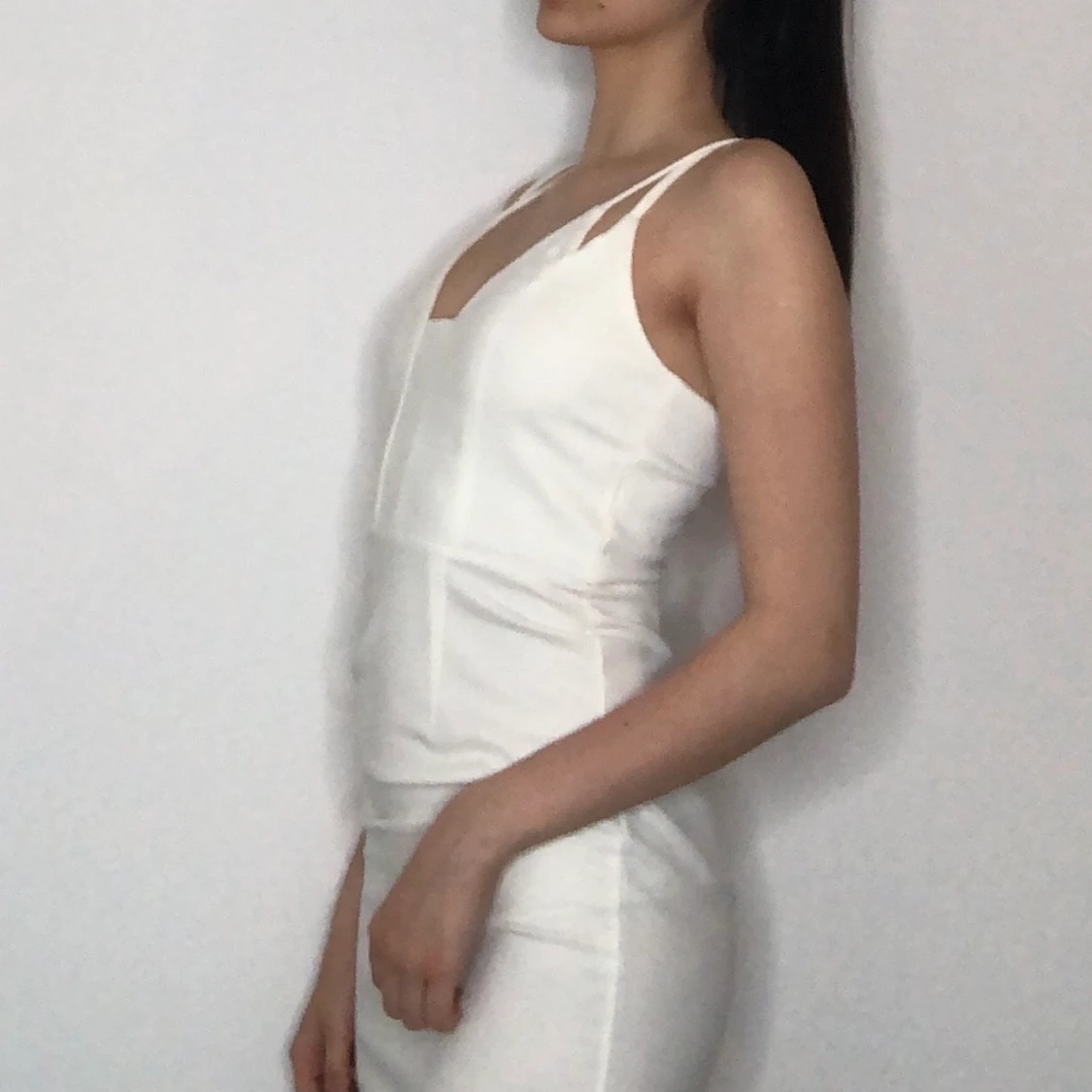 EN JÄTTEFIN VIT KLÄNNING - 90