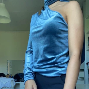 Topp från NAKD - Fin blåsilvrig topp från NAKD i sammet🦋✨ helt oanvänd, storlek XXS men passar Större💗