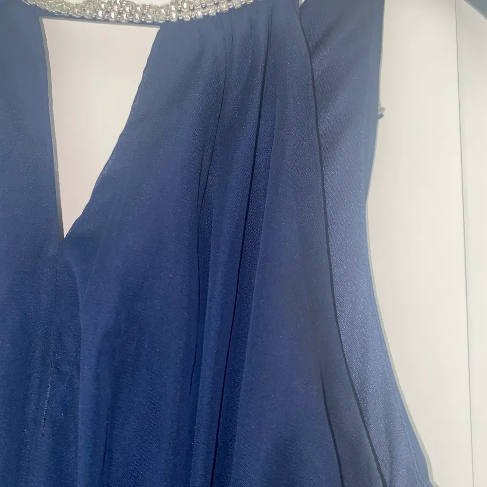 Marineblå balklänning i storlek S med diamant detaljer vid kragen. . Klänningar.