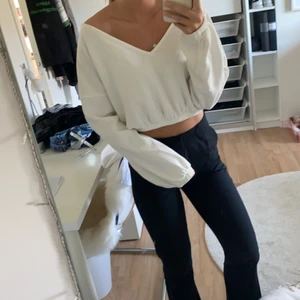 Croppad sweatshirt - Vit croppad sweatshirt från Nelly🤍