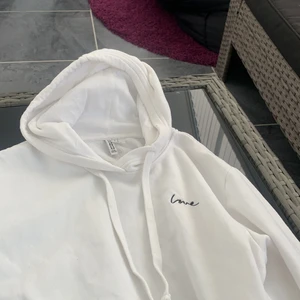 Vit hoddie - Jätte bra skick. Kom privat för mer bilder 