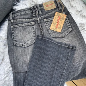 Utsvänga vintage jeans  - SÅLDA FÖR 500KR 🌸 Lågmidjade nya vintage jeans 🖤 Så snygga! Utsvänga och stl ca 32/34. 