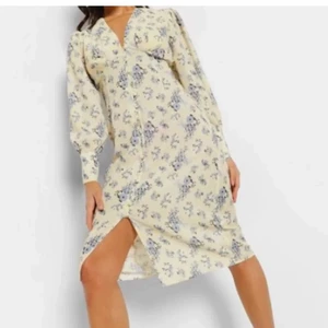 helt ny klänning - helt ny och oanvänd klänning. Säljer pga fel storlek! Storlek M men passar även S.