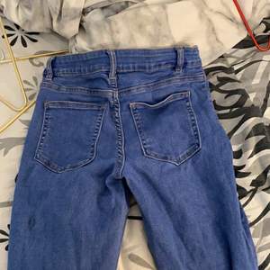 Säljer mina jeans som är för små o ej kommer till användning dom är som i helt ny skick skriv privat för mer info/vid intresse