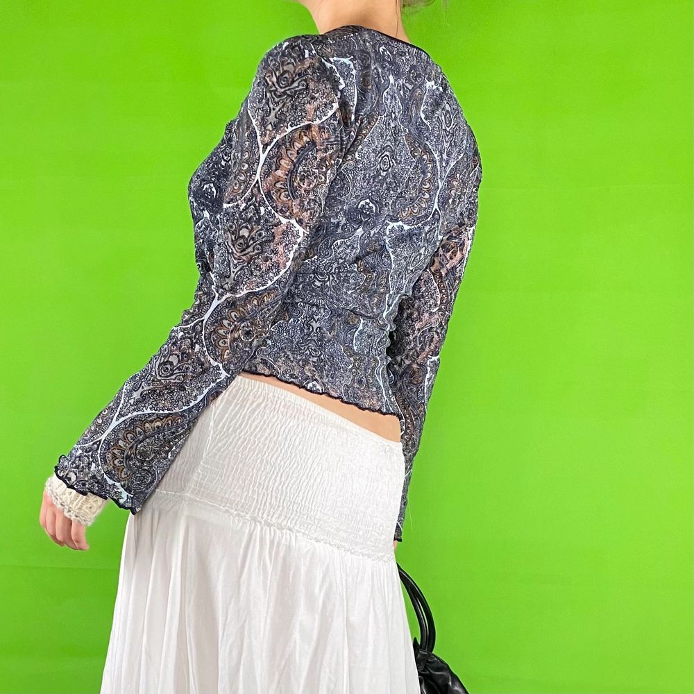 Boho, mesh, y2k topp i toppenskick! Från märket Street One, storlek 40. Modellen använder vanligtvis storlek S-M och är 169cm för referens. Tröjan har en tunn tröja under som gör den tjockare. Axel till axel 42cm. Arm längd 60. Byst bredd 42cm. Spårbar frakt på 66kr är inräknad i priset. (Handledsvärmarna medföljer ej) . Blusar.