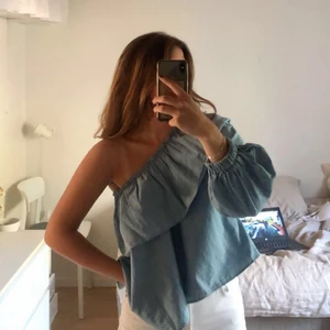tröja från mango  - Tunn blå jeanströja, one shoulder. Köpt i Malaga från mango! Så himla fin sommartopp/ festtröja!! Köpt för 400kr, säljer för 200kr! Verkligen så fin men kommer inte till användning 🖤🖤🤍