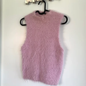 Rosa väst med pälsdetaljer  - En oanvänd stickad väst från Zara i storlek S. Fin ljusrosa färg och väldigt mysogt tyg. Något croppad modell.