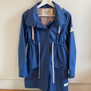 Regnjacka / kappa Odd Molly nyskick - Regnjacka från Odd Molly i storlek 0. Väldigt lite använd. 