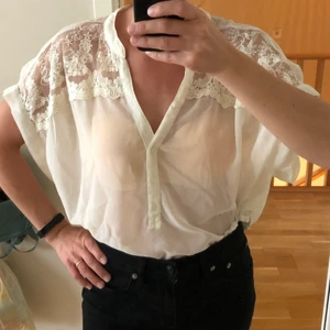 Blus strl xl - Underbar blus med fina detaljer. Är själv en strl S men den funkar lika bra till en S som en XL beroende på vilken passform man gillar. Väldigt genomskinligt tyg som syns på bild 1. Fint skick utan hål eller fläckar.