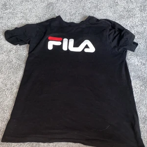 Fila t shirt - En svart fila t shirt , bra skick 