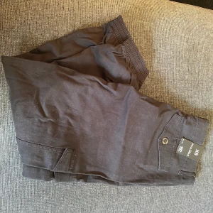 Cargobyxor  - Cargo med lapp. Storlek xs men MYCKET stora, passar en M bättre 