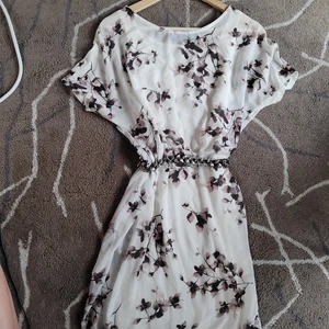 Vila klänning xs - Vänligen läs noga innan du köper. Blommig klänning från vila i storlek XS (skärpet ingår ej) men rekommenderas för att markera midjan. Köparen står för all eventuell fraktkostnad. Endast swish och betalning sker innan vara levereras.