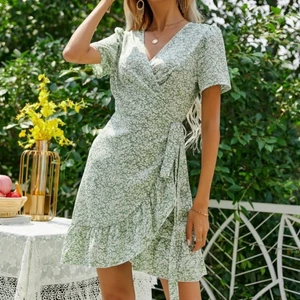 Klänning - Säljer då denna klänning från SHEIN då jag beställt två styckna! Hör av dig om intresse💕