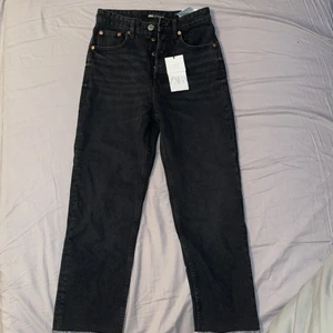 Svarta zara jeans - Helt oanvända jeans från zara. Dom ska gå ner till vristen men på mig som är 1.74 är dom för korta. Ni kan skriva till mig privat om ni har några frågor💕 Köptes för 349kr