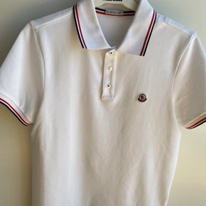 S - En oanvänd Moncler T-shirt säljes pga ingen användning, kvitto, lappar och allt finns kvar! Inköpes pris 2000kr.