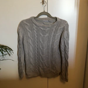 Stickad grå tröja  - Alla plagg jag säljer är i fint skick. Tvättludd kan förekomma. Har du frågor om plagget? Skicka ett meddelande!