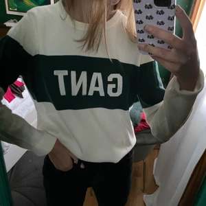 Gant tröja - Superfin ganttöja. Tröjan är i väldigt fint skick. Väldigt mysig att ha en svalare sommarkväll😍🥰. Hör av er om ni har frågor.☺️