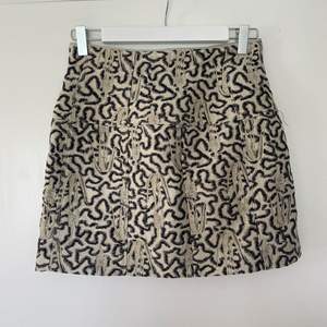 Mini kjol från H&M med guld-glittriga detaljer. Aldrig använd.