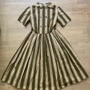 Vintage retro klänning - Världens finaste sommarklänning i vintage-stil! Den är i superbra skick. Det står ingen storlek men mitt omdöme säger strl 36. 👗👗👗👗👗