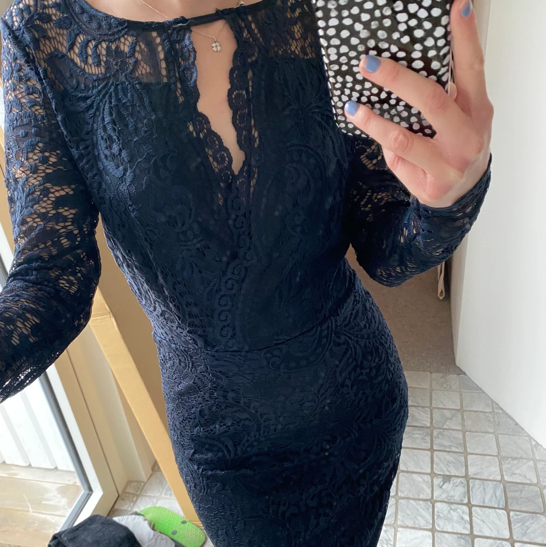 Klänning i marinblå spets