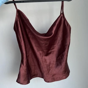 Linne - Brunt linne i satin från Nelly. Aldrig använt endast testat, prislapp kvar. Stl xs.🌸