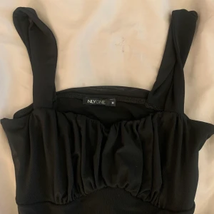 Svart body från Nelly - Svart body i skönt material. 