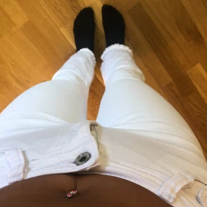 Vita byxor med bootcut - Säljer dessa super fina byxor på grund av att dem är för korta på mig (jag är 170). Framhäver kroppen väldigt fint och inte problem med dem. Använt dem cirka 1-2 gånger 