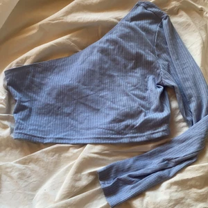 Lila topp - Lila one shoulder crop topp, säljes helt oanvänd då den inte passade mig (frakt inräknat i priset)