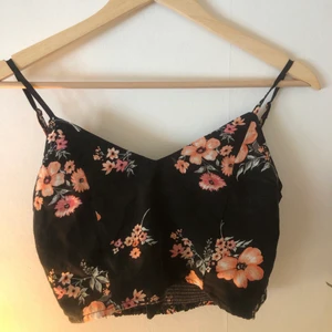 Jätte fin topp från h&m  - Svart, blommig topp/linne från h&m.  Använd fåtal gånger ca 2-3. Storlek S 36.    Säljer för 40 kr. 