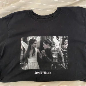 Tshirt - Oversized tshirt med tryck, har använt den som klänning några få gånger. Fralten tillkommer på 22kr