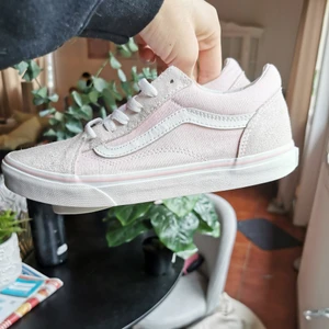 Vans old school strl 38 rosa  - Hej, provar sälja ett par vans old school som inte används, de är i väldigt fint skick, finns någon enstaka fläck som jag kan skicka bild på vid intresse! Kan eventuellt byta mot någon hoodie! Strl L