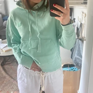 Acne Studios hoodie - Super fin acne hoodie som är väll använd men ändå har bara en liten fläck som knapp märkes! 