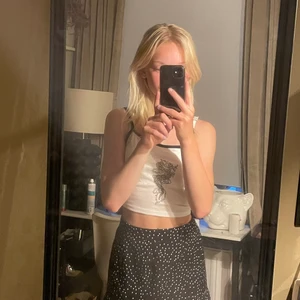 Linne - Säljer ett fint linne. Det kommer inte till användning☺️ tror det är storleken S men passar både M och XS